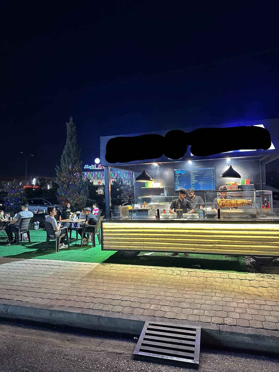 کەرەڤانەیەکی جوان و گەورە و مۆدێرن لەگەڵ کەپرێکی گەورە و جوان ڕازێنراوەتەوە بە پەموو و لایت بۆ دانیشتنی موشتەری.

قیاس کەرەڤانە:
٤م درێژی
٢،٥م پانی
٣،٥ بەرزی

قیاسی کەپر:
٦م درێژی
٣م پانی
٢م و زیاتر بەرزی

ژمارەی مۆبایل ***********
