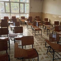 ٢٥ كرسي حديد • ٣ سبورات • أربيل