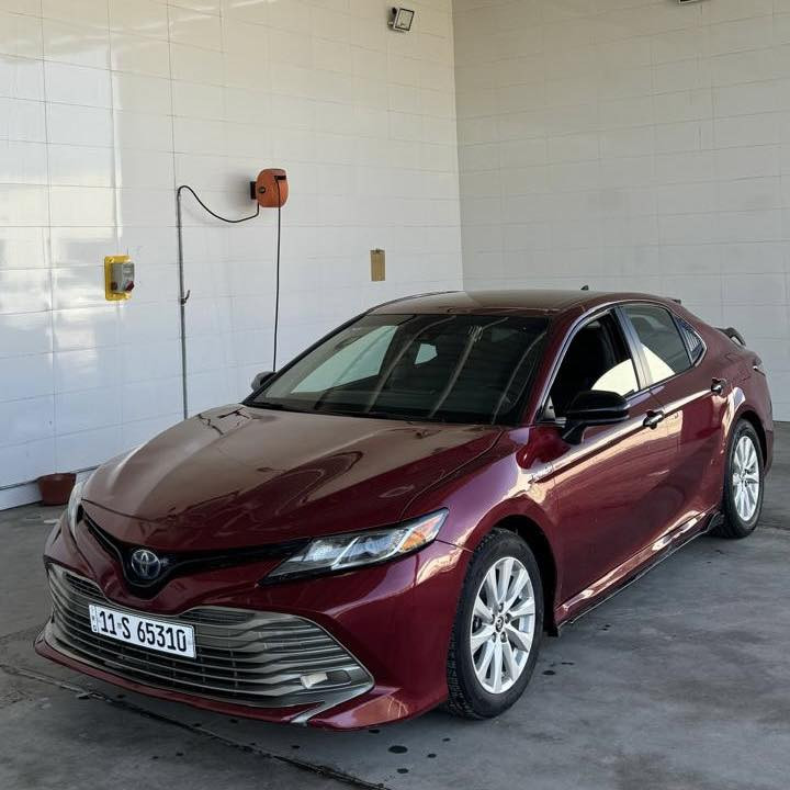 للبيع : تويوتا كامري 2021 هايبرد 
اللون :- ماروني
المسافه المقطوعه : 45 ميل  
عدد المقاعد :- 5 مقاعد 
مواصفات السيارة :- LE Hybrid 
شاشه كبيره نفكيشن
وَيْل 18 
-بصمة تشغيل  
- مقاعد مخمل
- شاشة لمس
-كامرة خلفية 
- بلوتوث 
- اي بي اس                                                            
- تحكم ستيرن كامل
- مانع تصادم 
-  اضوية LED
-رادار امامي 
- مثبت سرعة 
- نظام EV mode +نظام Sport mode
- نظام توفير الوقود ECO
- نظام النقطة العمياء
- نظام تحديد المسار
- مانع انزلاق
- شاحن هاتف لاسلكي
- هاند بريك بصمه 
(حادثها بنيد سطحي )

كفالة شواصي و الغود وبدون ايرباك 
صور الضرر مرفقة

 سعرها :178
مكاني بغداد السيدية
للاستفسار ***********
