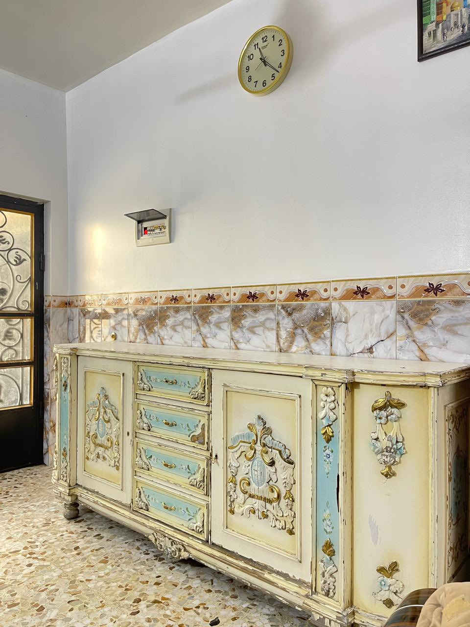 بوفية +بوفية ومعرض + مرايتين كلهن ب75الف عنواني الشعلة شارع ستين رقم الهاتف ***********
