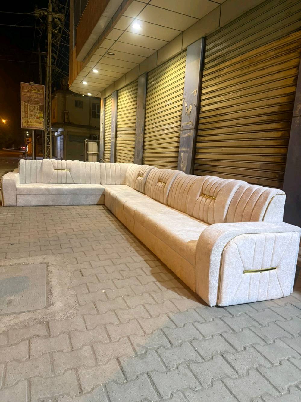 ديكورات ديوانية فاخرة ومتنوعة بألوان وتصاميم متعددة تلائم جميع الأذواق. مصنوع من قماش ناعم ومريح مع تفاصيل ذهبية أنيقة تعزز من مظهره الجمالي. متين ومناسب للاستخدام في داخل المنازل أو المجالس الكبيرة.