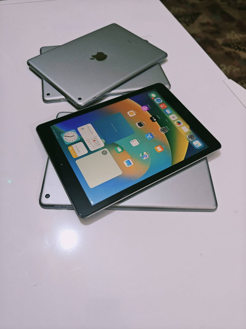 يا الله 
4 ايبادات بهذا الشكل نضافه 100% كلشي موضح بالفيديو
يحمل جميع التطبيقات ذواكر 32 
سعر الواحد 100 يوجد توصيل 
***********
