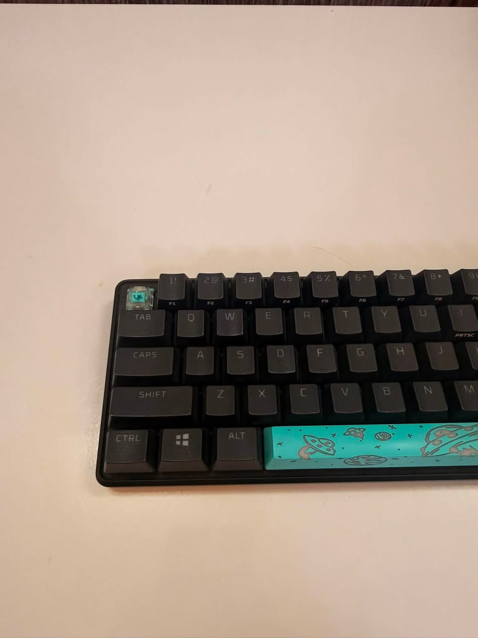 كيبورد من شركة Hyper x لون اسود green switch اوبن بوكس غراضها كامله وياها فول نضافه افحص قبل لتاخذ بيها انماط كلش هوايـه وبيها برنامج خاص تكدر تتحكم بالالوان وسرعة الاستجابه وبقية الاشياء وزن الكيبورد كلش ثكيل صوت السويتشات كلش حلوه ومابيها ازعاج سعره 40وعندي توصيل لجميع محافظات العراق للاستفسار واتساب ***********
