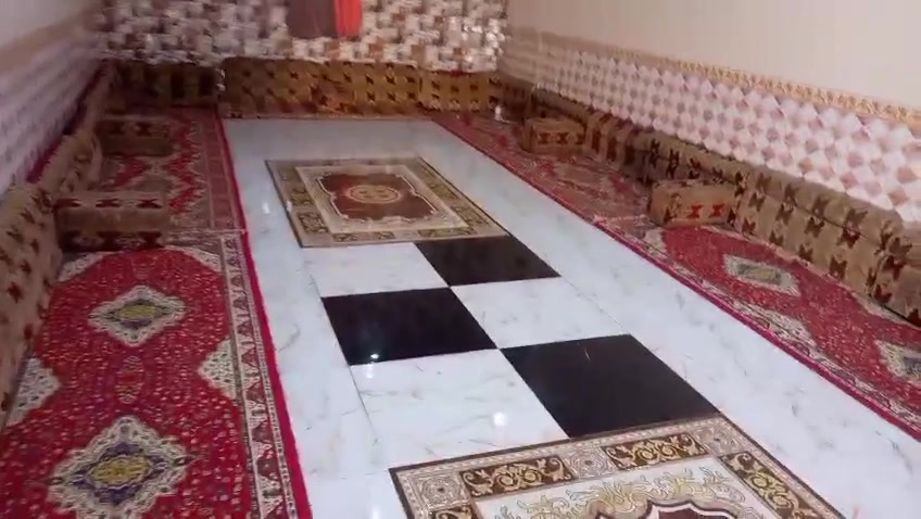 سلام عليكم بيت بحي المعلمين يتكون من مشتملات ثنين وبيت ثالث المساحه 300قريب على المنتزه للتواصل  والاستفسار اكثر ***********
