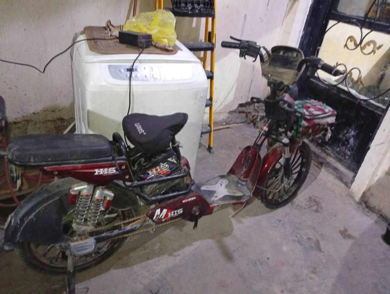 دراجة شحن للبيع موديل ٢٠٢٤ تايرات جدد السعر ١٥٠ وبيها مجال وهذا رقمي *********** متوفر واتساب مكاني الغزالية شارع الهياكل
