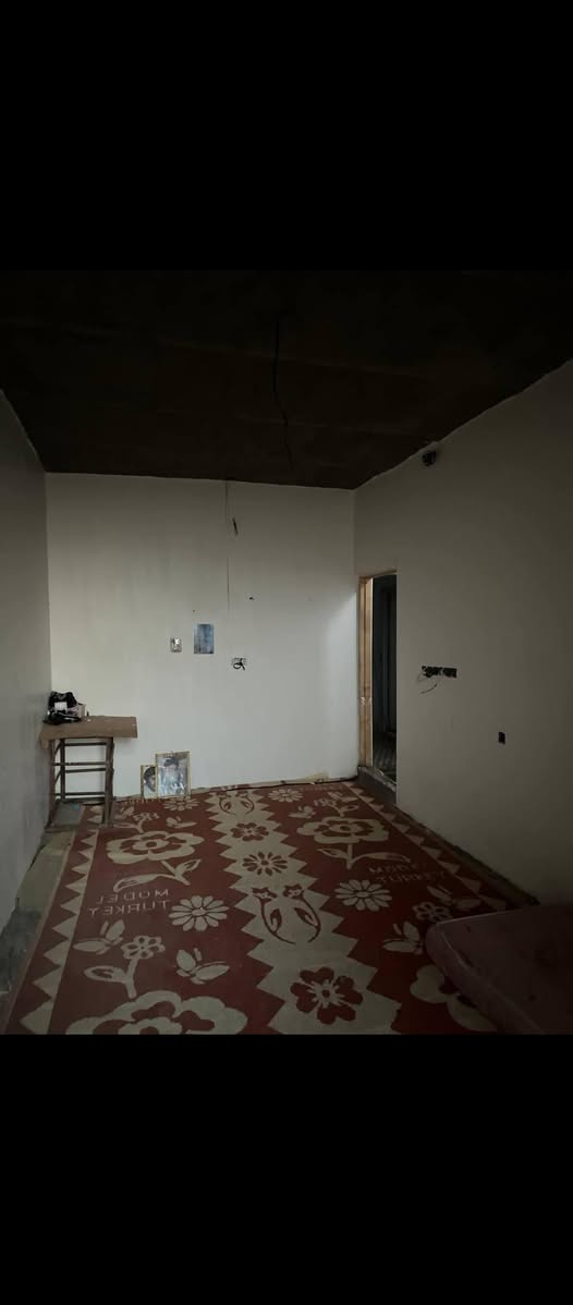 السلام عليكم بيت البيع 
مساحه 150متر بيه اربع غرف نوم  واستقبال و صاله اثنين وحمامات 3 وكراج المكان حي المهندسين العسكري والسعر 160وبيه مجال  الاستفسار اكثر عل رقم ***********
