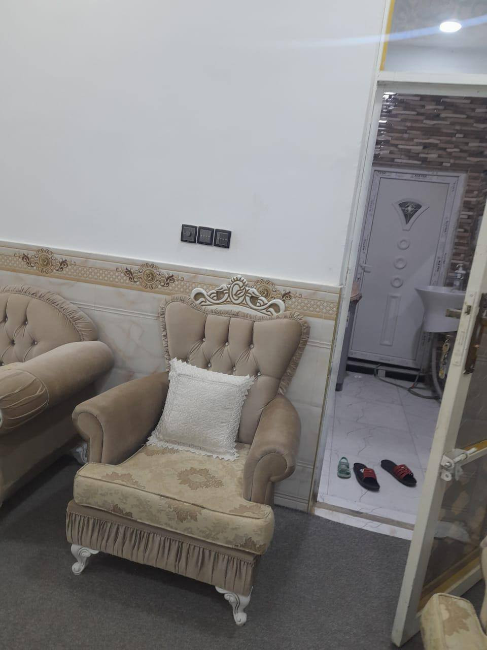 للبيع
بيت ١٠٠م امامي طابق ونص
بناء حديث كونكريت مسلح
سعر ١٧٥ بيه مجال
يقع في صالحيه قرب سيد جابر

يحتوي طابق الأول على غرفه وصاله ومطبخ وصحيات داخليه وخارجيه واستقبال

طابق ثاني غرفه وصاله وصحيات
موبايل للاستفسار ***********
