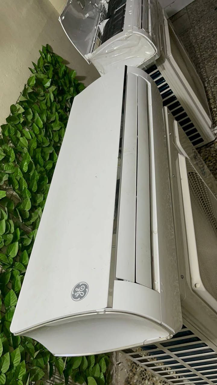 السلام وعليكم اخوان للبيع سبلت نوع GEعدد2 نضافه 95/100 احلى من الصور بهواي كفاله من فتحت البرغي تبريده ثلج ❄️☃️🧊+ تدفئه 🔥🐦‍🔥❤️‍🔥 كامل ملحقاته بواري جدد وايرات ريمونت السبلت غازه مالت الشركه مقفول بي غازه R410 حديث  كامل معى الشد والظمان النقل جميع مناطق بغداد
كامل مكمل راديتراته ازرك بعدهم السبلت جديد 
سعره 450  العنوان بغداد ة حي اور 
*********** متوفر واتساب
***********
