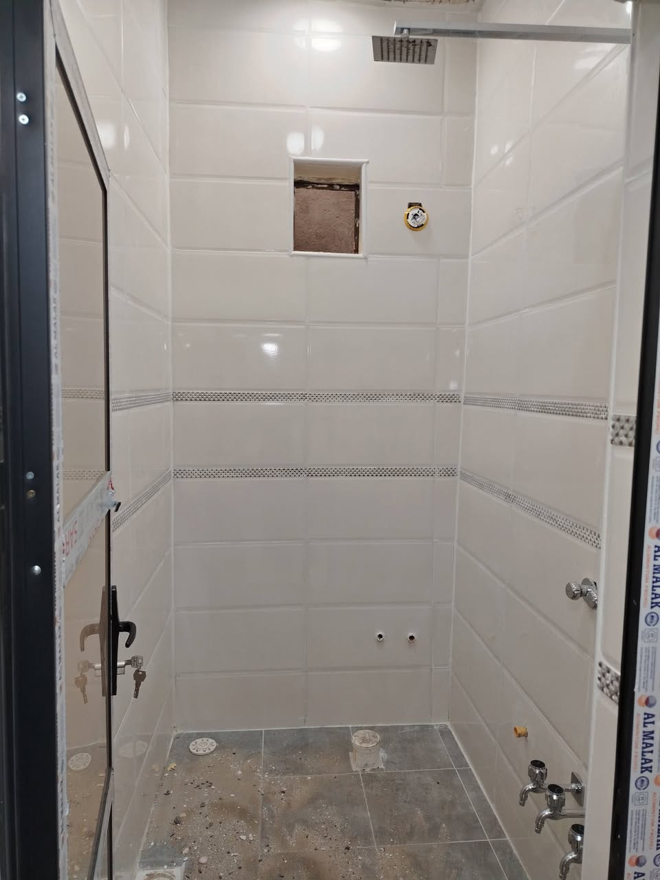 دار للبيع المساحة 100م طابو صرف في حي الغدير على ساحة السعر 90 وبيها مجال اتصال ***********
