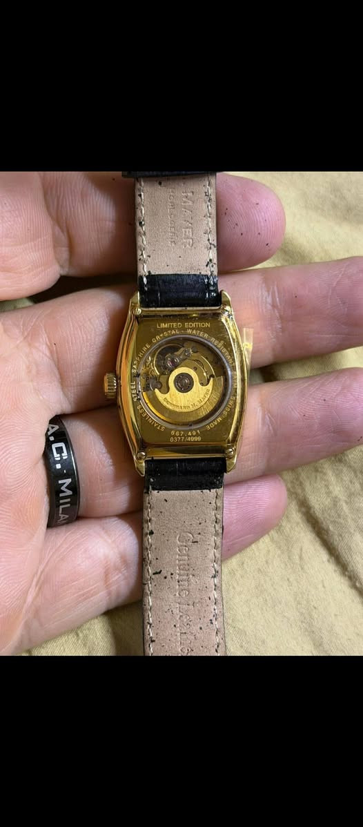 برناردإتش ماير Bernhard H.Mayer
اصدار محدود واحده من اصل4999 قطعه في العالم
سويسري جديد مخزن بل علبه مع كرت سعر 250دولار
مطليه بذهب وتحتوي على عمله ذهب عيار24kواحد غرام
اوتوماتيك 
عنوان نجف توصيل موجود


**إذا كنت صاحب هذا الإعلان وتريد حذفه لأي سبب، رجاءا أرسل رسالة إلى الدعم الفني**