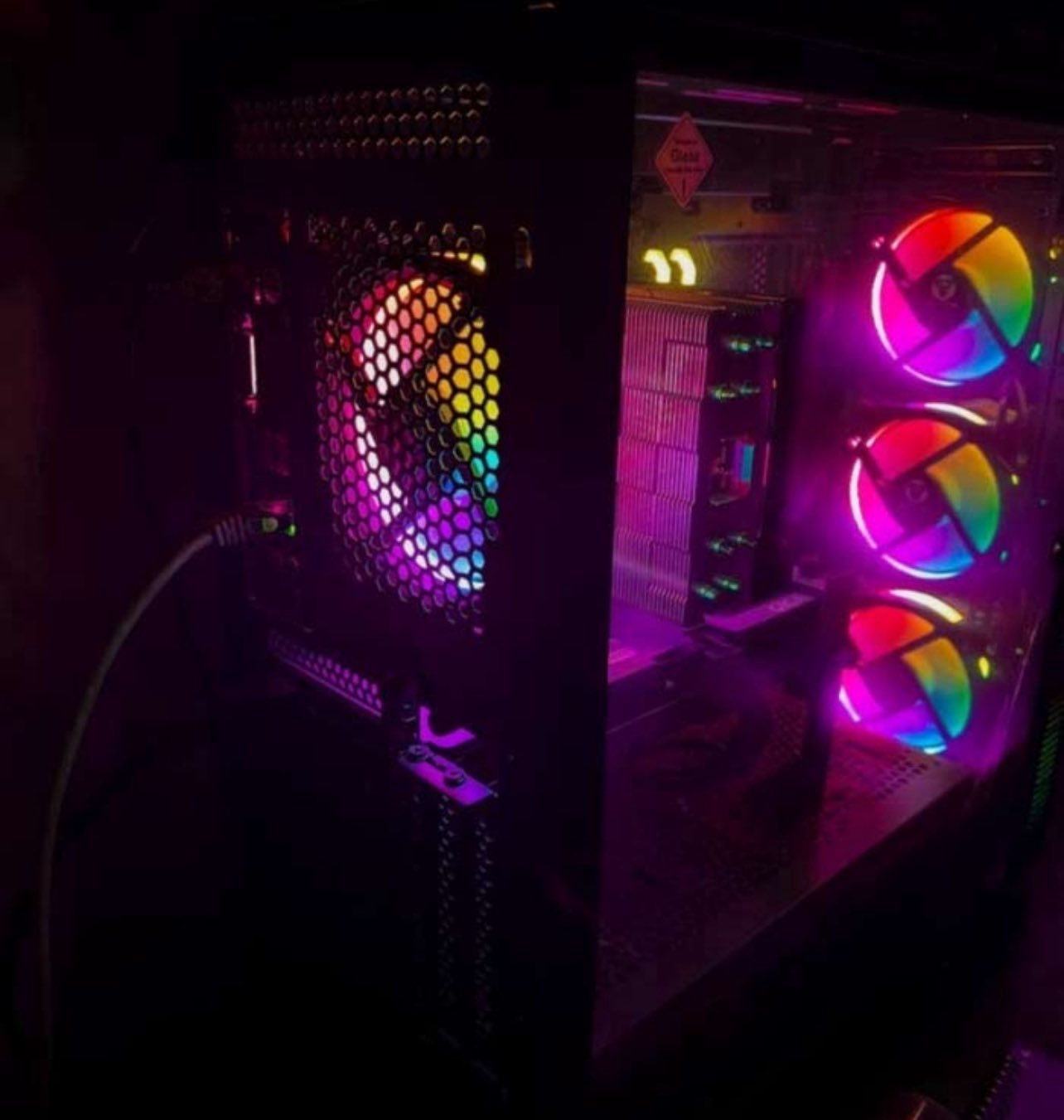 تجميعة للبيع مع كامل غراضه
مثل ما تفضلتوا و شفتوا المواصفات بالصور
مواصفات الPC
1- كرت الشاشة 4060ti
Ryzen 7 5800x المعالج-2
16gb ssd rbg رام-3
1tb Hdd هارد -4
MSI B550 مذر بورد-5
6-UPS 1500 VA
T533 موديل Fantech ماوس ماركة-7
Fantech ماوس تاش ماركة-8
Fantech Hexa Xl CG82 Full tower كيس ماركة-9
case black
10-Fan deepCool jo Gammaxx series
Hydro pro 800w محول طاقة -11
12-كيبورد هجين ماركة Havit
13- خمس فانات تبريد كلهن RGB
14-شاشة LG اللوان حقيقية للدزاينر
HEXA XL CG82 Full tower case
15-النظام windows 11
16- كيبل ربط بالراوتر 20 متر لاسرع انترنت +قطعة ادبتر للبلوتوث و الانترنت الاسلكي
17-جويستيك من ايكسبوكس سلكيه بس متوافقه ويه اغلب الالعاب 
18- قارئ أقراص 
الحاسبه كامله مشتري اله كل غراضه تاخذه و تستعمله گبل العيب الوحيد ما مشتري اله سماعات خارجيه الصوت لازم لو تشد سماعات او تشتري سبيكرات لان بس هنه ما جبتهن
كل القطع جديده و حتى كراتينهن موجودات ويه تغليف كل قطعه و هي استعمال بسيط جدا 
مكاني كربلاء و عندي خدمة توصيل 
ضمان اسبوع كامل تاخذه يمك تفحص و تكمل اي عيب بيه ادزلك مندوب ياخذه منك و ترجعلك كامل فلوسك 
و الجهاز ادائه كلش جبار و اكثر بهواي من احتياجي فرايده بسعر مليون و ٣٧٥ ويه التوصيل قفل


**إذا كنت صاحب هذا الإعلان وتريد حذفه لأي سبب، رجاءا أرسل رسالة إلى الدعم الفني**