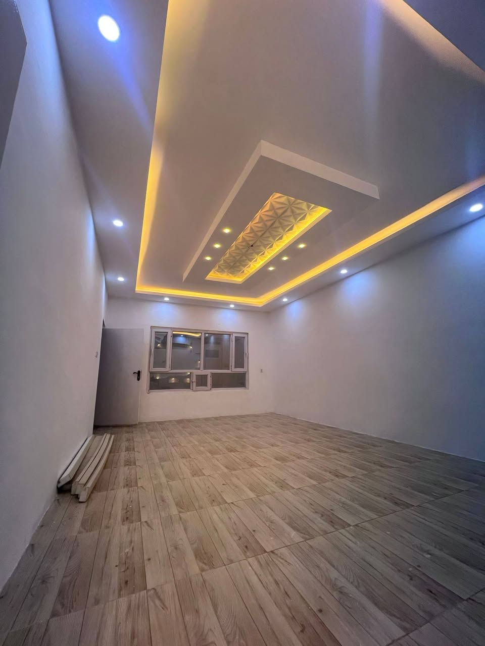 السلام. عليكم اعلان جديد ،🏘️🏘️ 
دار 200م طابق واحد طابو صرف 
باسم شخص واحد 
 للبيع 
يتكون  استقبال مطبخ +2غرفه نوم 
صيحات داخيله وخارجيه
الموقع حي الوسطي مجمع المدارس
كما موضح بالصور ادناه
السعر 165مليون وبي مجال
ملاحظة التعامل مع صاحب الدار مباشر 
للمزيد من المعلومات الاتصال والاستفسار بالارقام
☎️***********  ابو محمد 
☎️*********** ابو علي 
او مراجعه مكتب زهرة الخليج حي الواسطي مقابل شقق الغاز السادين القديم عيادة دكتوره سلوى البياتي وصيدلية صوفيانستقبل جميع عروض البيع والشراء وتأجر العقارات والمحلات.تحياتنا لجميع الزبائن االكرام.
