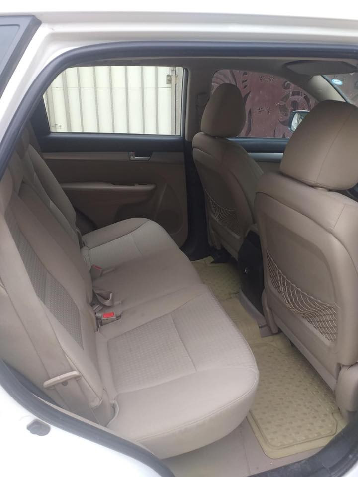 السلام عليكم سورنتو للبيع
موديل ٢٠١٢خليجي أربعه سلندر سلمانيه بيه صبغ قطتين ارباك البرده طاك فقط السعر ١٦٠بيه مجال موصفات سبعه راكب فور ويل ماشيه ٢٠٠الف صدر أمامي وخلفي تخم تاير جديده حتى منضومه مال بانزين جديده السيارة جاهزه من كل شي مال البيت 
 رقمي ***********
