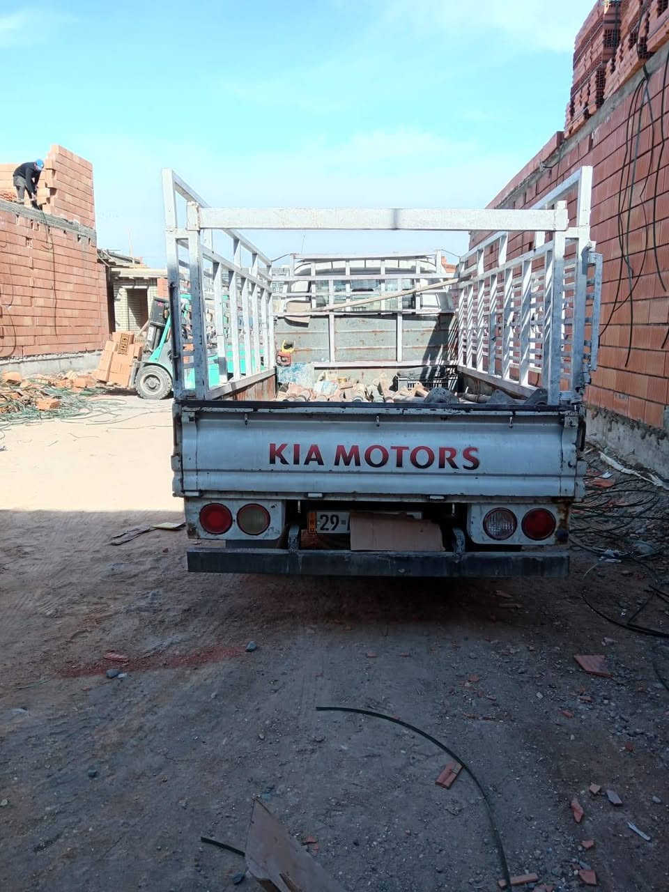 السلام عليكم كيا فحل للبيع رقم واسط انگليزي سنوية لل30سيارة جاهزة گير محرك جيد جدا ***********وتساب موديل 2006.
