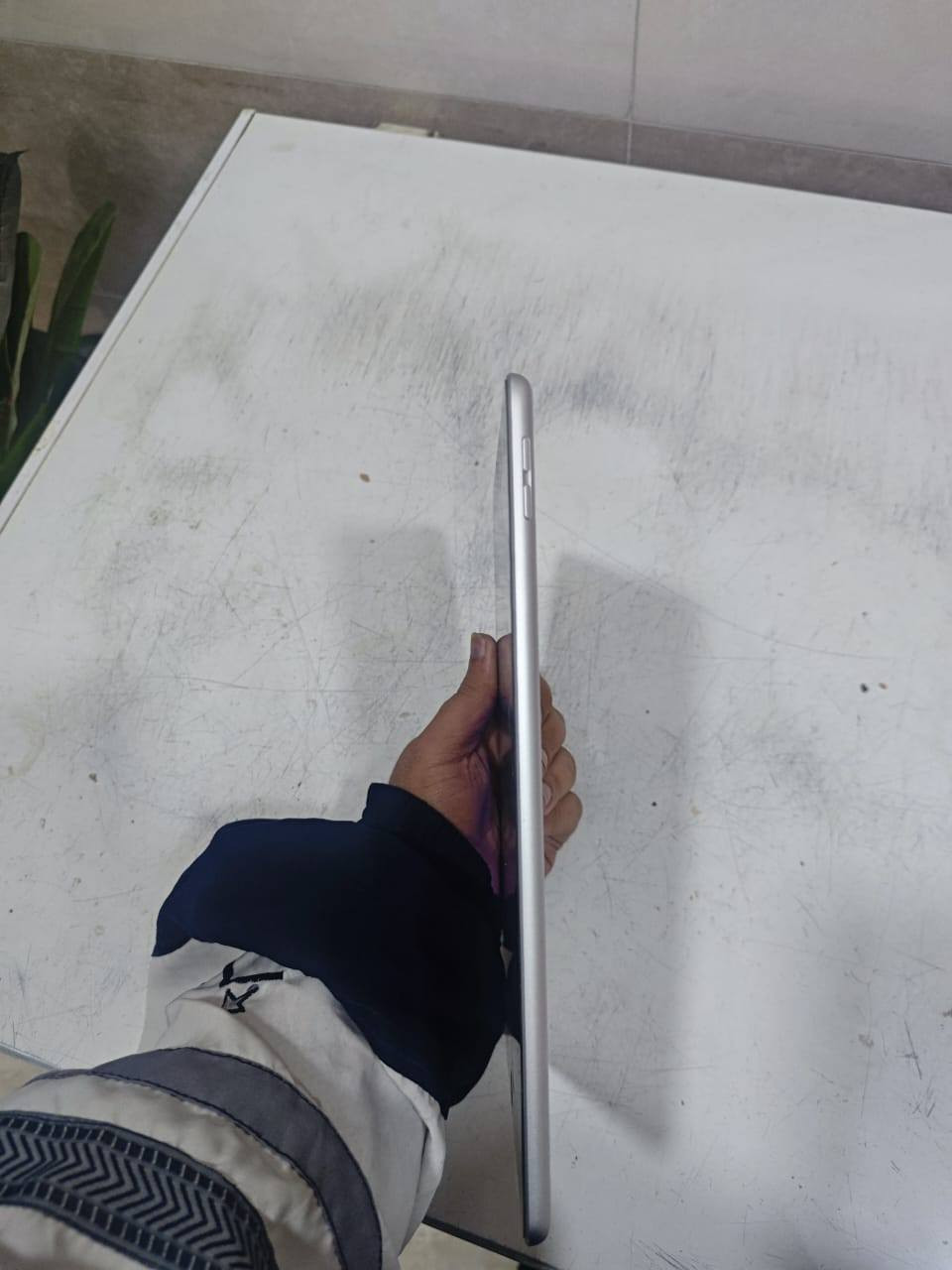 ايباد 9 نضيف وياه كارتون شاحنه 
ذاكرة 64
بطارية 72
رايده ب 225 وبي مجال
***********
