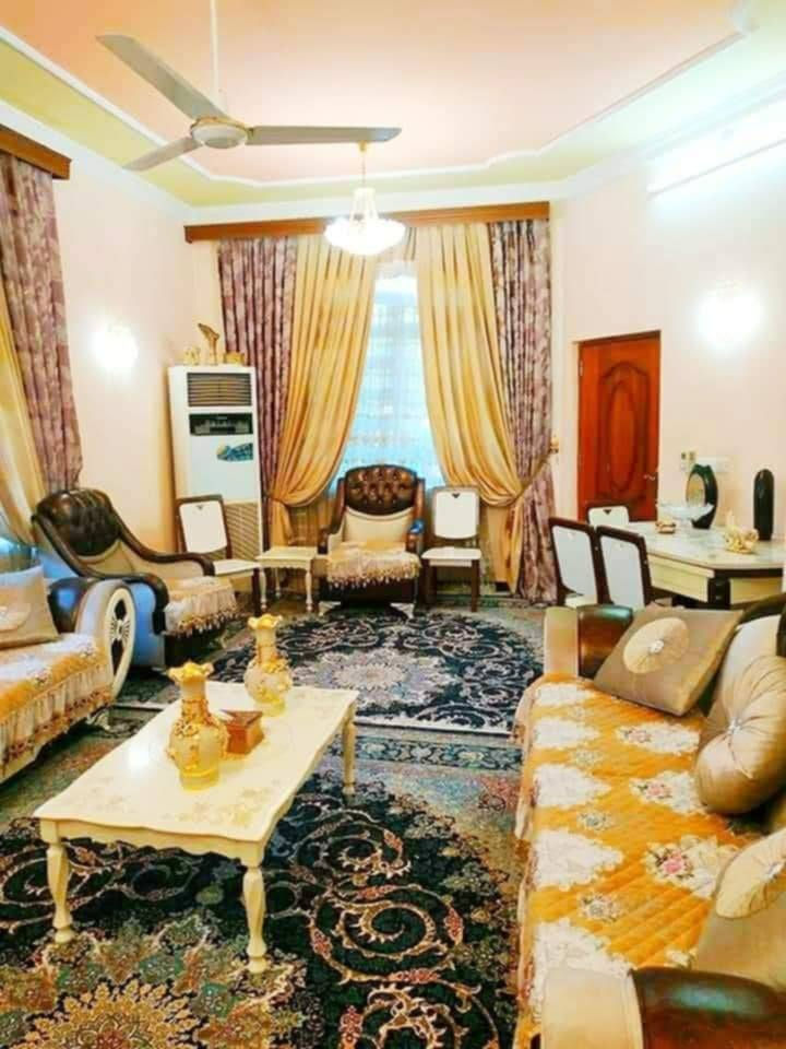 للبيع دار طابو صرف مساحه 300متر بناء حديث محتوياته غرفتين وصاله ومطبخ وكليدور مجمع  صحيات داخليه وخارجية ومناور عدد 2 وكراج وحديقه طابق ثاني هول غرفتين نوم مطبخ مجمع صحيات يعني شقه متكاملة فوك ارضيه مرمر العنوان حي طياره الثانيه خلف الفرن صمون سعر المتر مليونين بي مجال 
مكتب الشمس للعقار 
*********** س 
*********** س 
*********** ع
