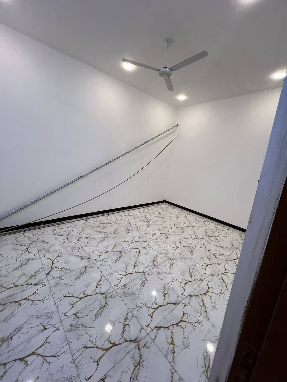 ‼️ بيت للبيع تضحيه نهايه شارع العياده حي المالكي
🛑دار طابقين بعده ما سكون يحتوي عله ٣ غرف الطابق الارضي غرفه معه صحيات داخليه وخارجيه واستقبال وصاله ومناور ومطبخ 

🛑 الطابق الثاني يحتوي على غرفتين ومطبخ وصحيات وصاله كونكريت مسلح سطح شتايكر بناء ٢٠٢٦ درجه اولى منطقه كافه الخدمات مساحه ١٠٠ متر امامي السعر ١٥٠ معه المجال للتواصل ***********
