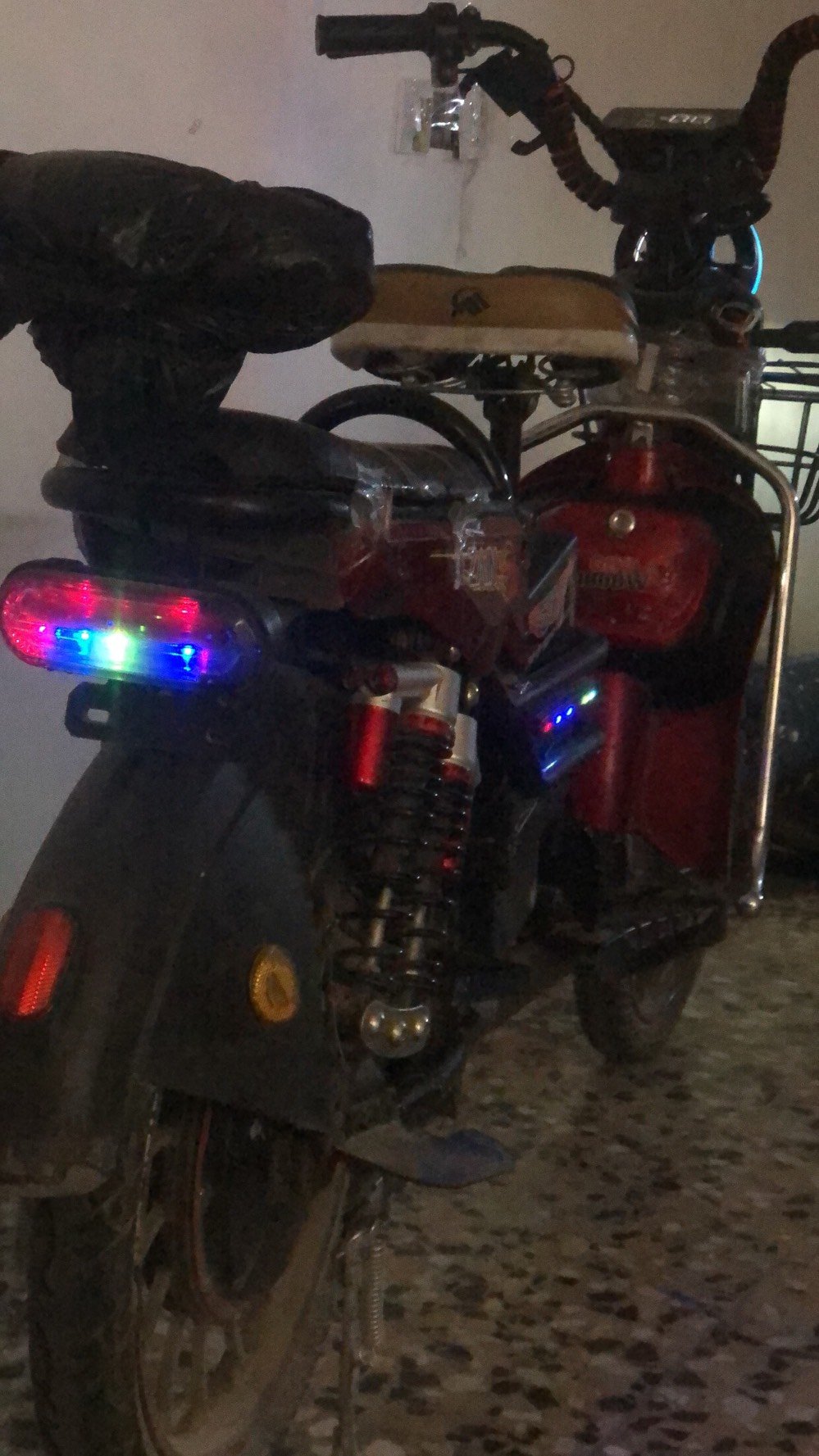 دراجة سكوتر كهربائية بحالة ممتازة، مزودة بإضاءات ملونة تضيف منظر جمالي ليلًا. تحتوي على سلة أمامية للحمل وكرسيين مريحين. مناسبة للاستخدام اليومي والتنقل داخل المدينة بسهولة واقتصادية باستخدام الطاقة الكهربائية.