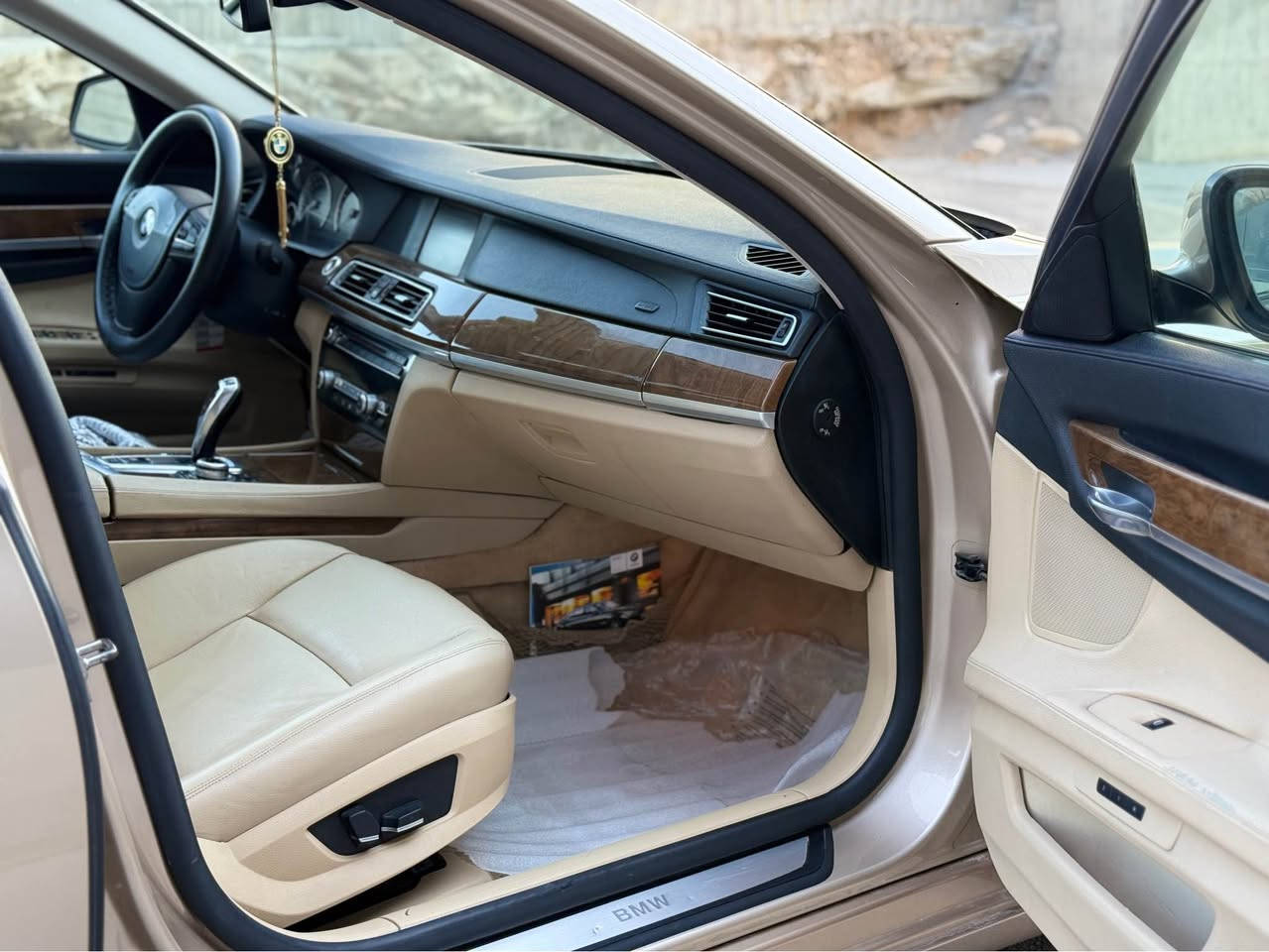 كوردی و ــ عربی  ـــbmw حەجم ۷۳٠ لارج دەرگا گەورە مەكینە ٦ بستۆنی نۆزڵ كورت دەعمی بۆ دەعمی بێ بۆیاخ و گۆڕاو یەك ساردی هەیە ۱٦۲ هەزار ڕۆشتوە ٥ پەردەی ناو زەردی شەریكە عروشە مەكینە گێڕ بەشەرت بێ عەیب نەكراوەتەوە سەنەوی تا ۲٠۲۹ تازەیەهەموو گیانی بەشەرت یەك نەقس و پارەكەی ببڕە تەنها لێخوڕینی ئەوێت نرخی ۱۸٥ گەڵا معامەلە ***********_____ بی ام دبلیو حجم ۷۳٠ باب طویل محرك ٦ سلندر نوزل قصیر وكالە عروش سیارە مكفول من صبخ و تبدیل ماشاءاللە جدید بدون نقص سیارە نفس صور ماشی ۱٦۲ الف كیلومتر محرك مامفتوح سنوی حتی ۲٠۲۹ جدید بدون ای نقص سعر ۱۸٥ ورقە مجال ٠۷۷٤٠۸۷٤٠۳۸ السليمانية, العراق
