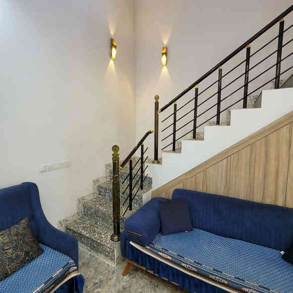 دار للبيع فول مواصفات وسعر رهيب الموقع سامراء الكفائات 
قرب الشارع الخدمي 
المساحه 150 متر طابقين 4 غرف نوم 3 غرف جوه وحده فوك سويتات 
لبيت ولا غلطه جدا راقي 
السعر 130 مليون وبي مجال السند 25 تحويل مباشر 
اريد مشتري جاد لان صاحب البيت عنده ضرف يعني مو مال واحد. يسولف ويروح *********** مكتب عقارات حماده الطيب
