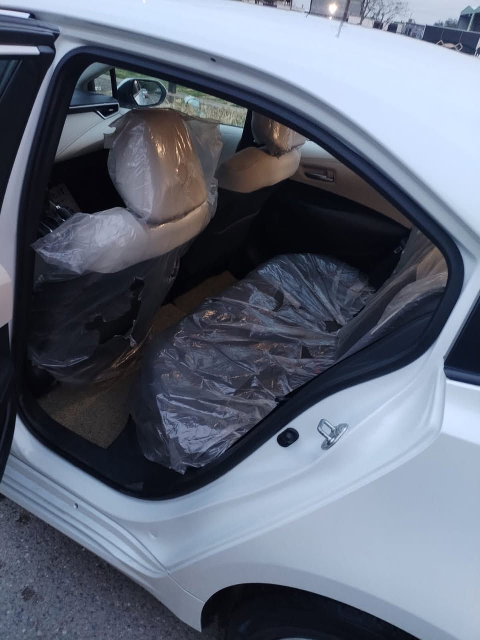 السلام عليكم كورلا 2023 خليجي ساز
موصفاتهة 
بعدهي بضمان الشركة 

محرك 1800 بانزين 

بصمة + دخول ذكي 

نظام ترحيب عند اقتراب 

تبريد قطعتين 

حساس استشعار عن القتراب 

نظام قيادة ( سبورت وعادي ) 

كيجات دجتل شاشة 

حساس امامي و خلفي 

مانع انزلاق 

شاشة حديثة 

مري شفط 

حساس اطار وحساس مطر 

السيارة كفالة عامة من حادث او صبغ عامة بعدهي بوضع شركة  حتى كتلوكات الشركة بعدهي بالضمان 

المكينة والكير عامة من كلشي 

عنواني بغداد حي الخضراء رقمي *********** 
السعر 166
