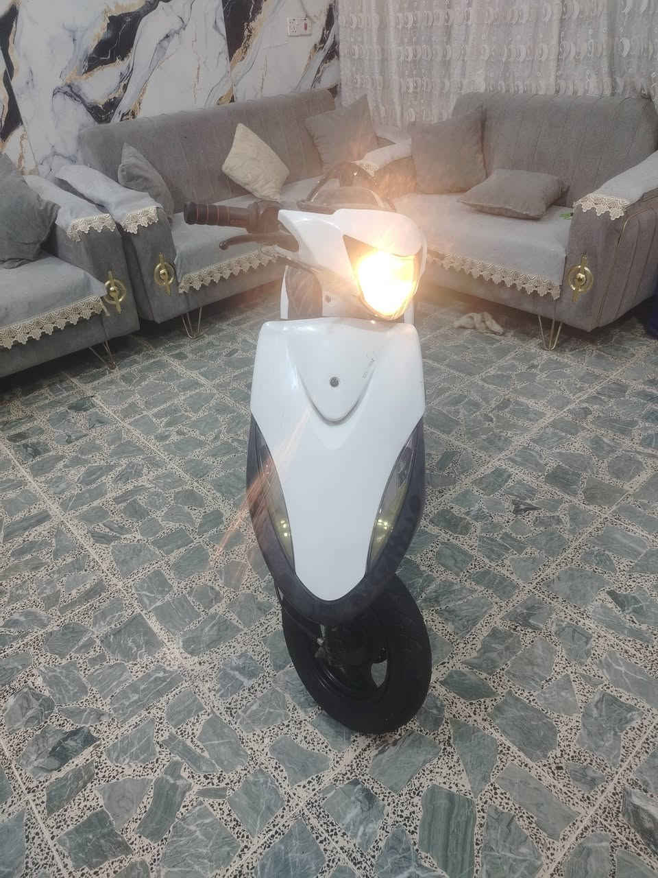 السلام عليكم ورحمة الله وبركاته ماكس عدله للبيع شلعه معدل سلف شغال هندر شغال الدراجه مفتوحه بيه عيب واحد موجود بل تصوير سعر ٥٥٠ وبيه مجال المكان بغداد الجديده يم الملجه ***********
