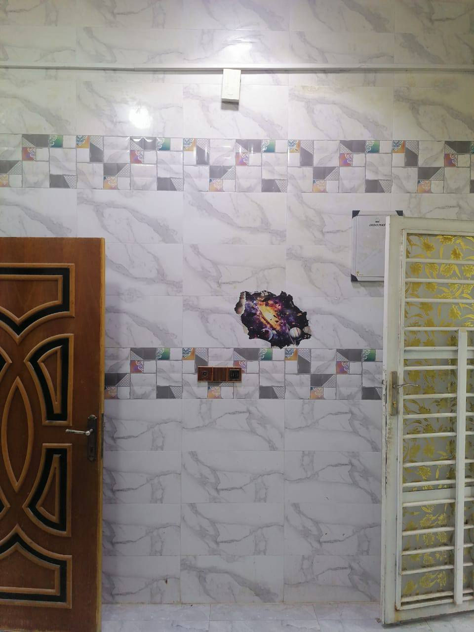 يوجد لدينا دار سكن للايجار ٢٠٠م حي الشهداء قرب جامعة العين بناء حديث طابق واحد للاستفسار الاتصال على الرقم ***********غرفتين وصاله ومطبخ وديوانيه وطارمه وصحيات داخليه وخارجيه
