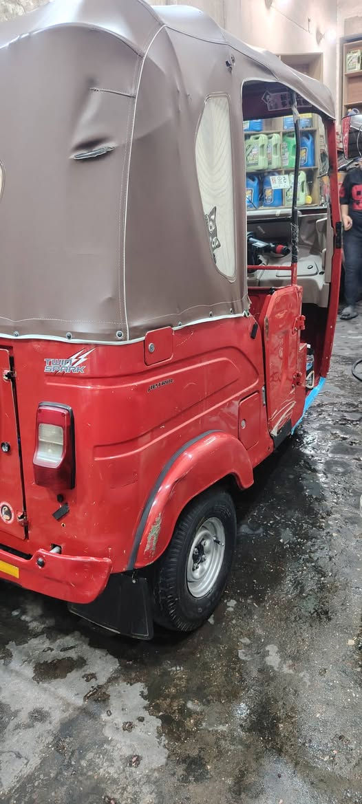 السلام عليكم تكتك نضيفة مكينة مكفولة للبيع رقم كربلاء. موديل 22 رقم وسنوية بسمي ثانيوم التحويل ب مرور رقم *********** السعر خاص
