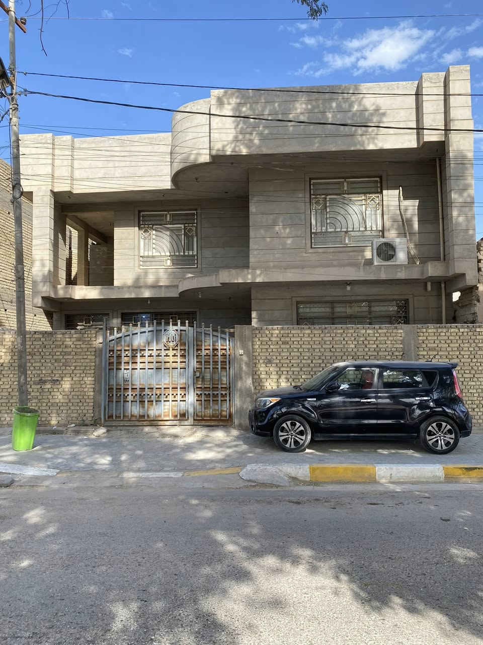 السلام عليكم بيت للبيع  
طويريج شارع المستشفى مقابل كازينو الفنجان 
مساحة البيت 240م متكون من 4 غرف نوم واستقبال ومطبخ حار وبارد  وصحيات داخلية 2 وخارجية وحدة واستقبال  
للاستفسار الاتصال بهذا الرقم 

0773 518 8169
