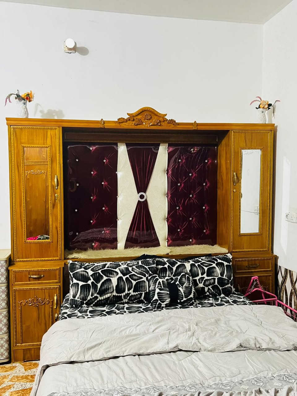 سلام عليكم 
غرفه خشاب صاج عراقي جديده 6قطع السعر مليون وبيها مجال شي قليل للاستفسار ولاتصال على الرقم 

***********
