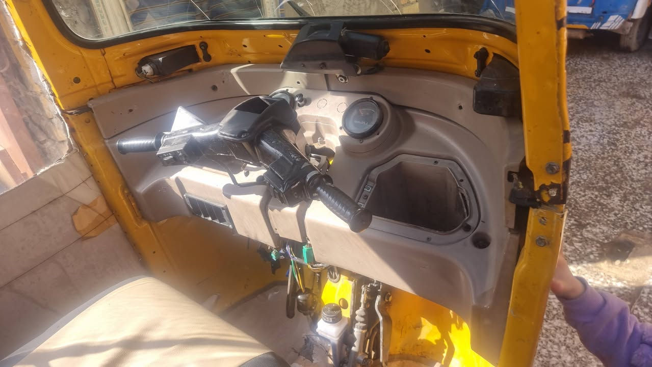 إسلام عليكم تكتك ١٩شهر ٢اوراق كامله و أوراق كمركيه موجوده تكتك حلوه ونضيفه خير من الله مابيهه اي نقص كبل لشارع سعرها ٤ وربع اربع ملاين وربع وبيهه مجال اتصال علا رقم ***********
