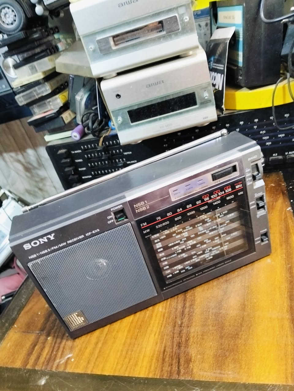 من نوادر الاجهزه اليابانيه 
راديو سوني SONY 
صناعه ياباني صنع سنة 1985 
جهاز بلادي غير داخل تصليح 
موجات الراديو FM MW 
سحب ممتاز للمواجات المذكوره 
يعمل باتري وسط عدد 4 ومحوله خارجه 
ابعاد الجهاز عرض 25  سم ارتفاع 14 سم 
يوجد فديو بالمنشور يوضح التشغيل 
للحجز والاستفسار المراسله على الخاص


**إذا كنت صاحب هذا الإعلان وتريد حذفه لأي سبب، رجاءا أرسل رسالة إلى الدعم الفني**