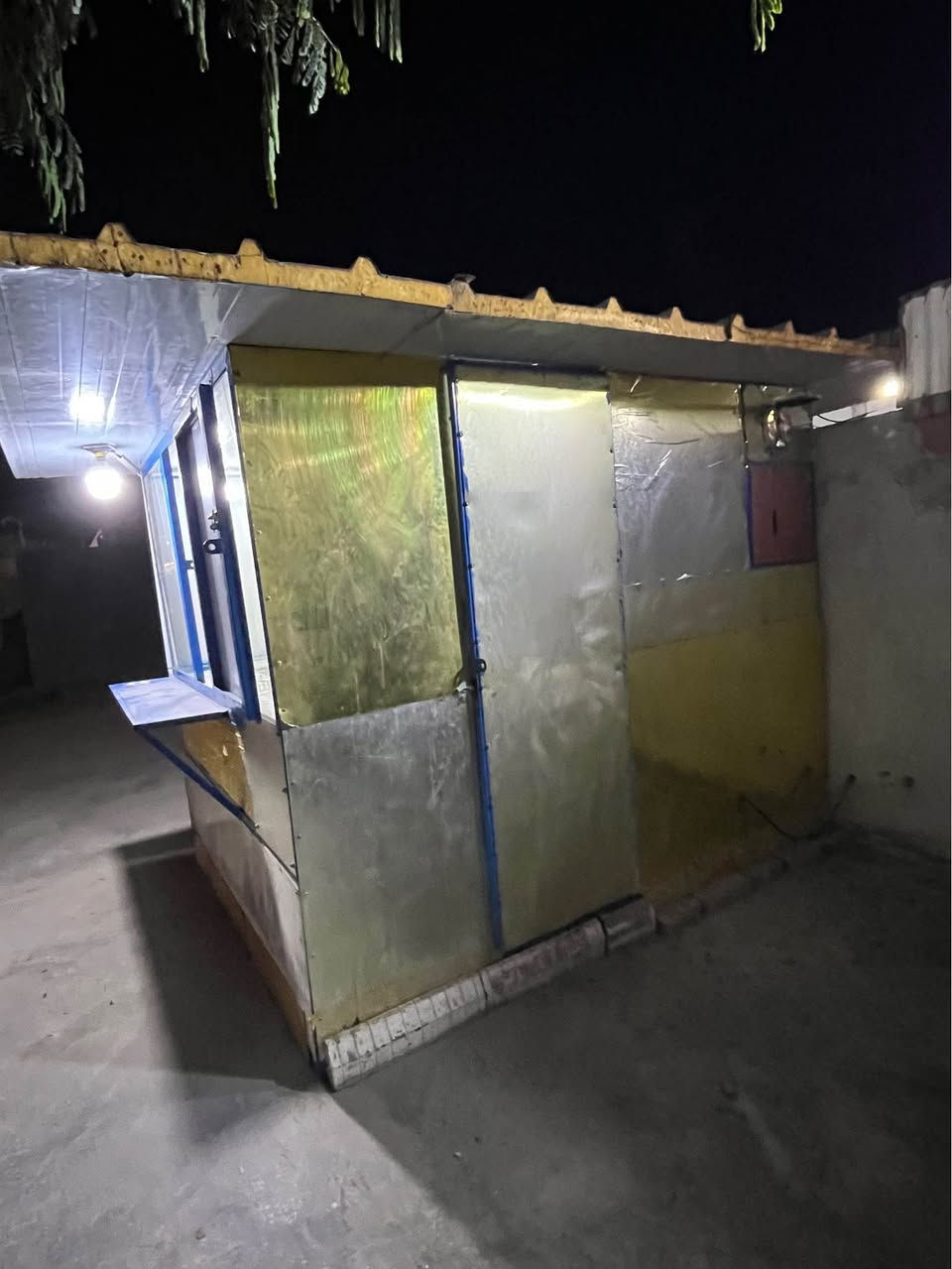 كشك ارتفاعه مترين وعرض مترين وعمق مترين ونص وياه بريمز مال تكلاه فلافل وبيه ساحبه وبيه رفين ارضيه خشب واجهيه جام ومغلف كابون الاصلي وياه مستلزمات مال فلافل سعره 600 وبيه مجال لمكان نهايه الشعله منطقه الدهله *********** بغداد, العراق
