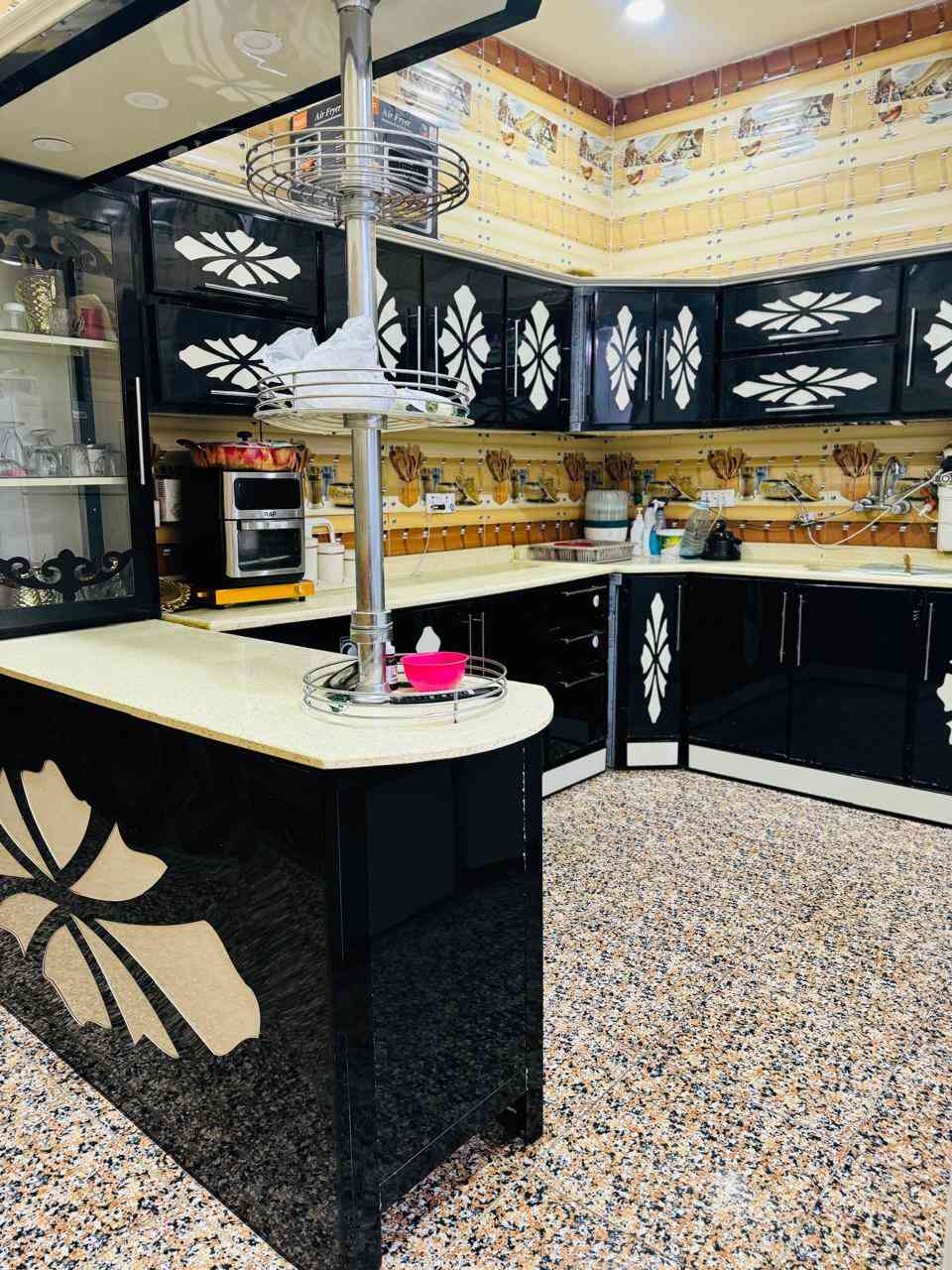 سلام عليكم بيت للبيع حي العسكري شارع 60 بشارع المعهد طريق النجاح  ثالث بيت عن الركن رقم *********** المساحة 125غرفة نوم صاله مناور ثنين مطبخ براني مدخل
