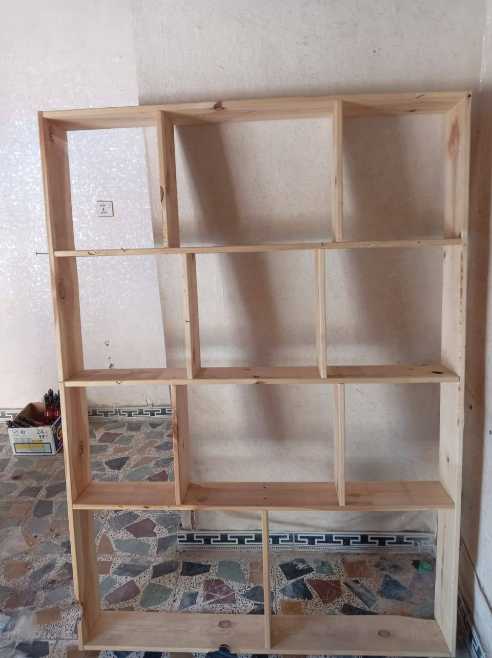 بسم الله الرحمان الرحيم
رفوف خشب أبيع
و ميز جام و دخل
***********
