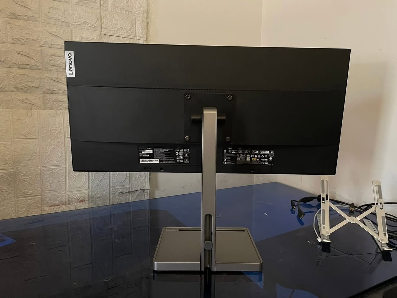 شاشة Lenovo L29w-30 Ultra-Wide حجم 29 إنج، بدقة WFHD 1080x2560 على لوحة IPS، ألوانها دقيقة وتغطي %99 من sRGB، وتجي بتصميم نحيف من 3 جهات (Near-Edgeless) شكلها أنيق وتناسب كل مكان.

الشاشة استعمال قليل كلش ونظيفة 100% مثل الجديدة، بدون خدوش ولا مشاكل.

بيها معدل تحديث 90Hz وزمن استجابة 4ms، تدعم AMD FreeSync، يعني تجربة مشاهدة سلسة بدون تقطيع، سواء كنت تشتغل، تفرج، أو تلعب ألعاب خفيفة.

الشاشة مزودة بسماعات داخلية (3W×2)، منفذين HDMI + DisplayPort، ويها منفذ سماعة 3.5mm. وضوحها عالي وسطوعها 300 nits، وتدعم مميزات راحة العين مثل Low Blue Light TÜV Eye Comfort.

تجي ويّا ستاند قابل للتعديل من حيث الارتفاع والميل، وتدعم التثبيت عالحائط (VESA 100x100)، وتصميمها مريح للدوام الطويل وللناس الي تشتغل تصميم أو فيديو أو حتى دراسة.

السعر 250 ألف دينار فقط قفل
المكان: بغداد - الشالجية قرب ساحة عدن
للتواصل عالواتساب: ***********
