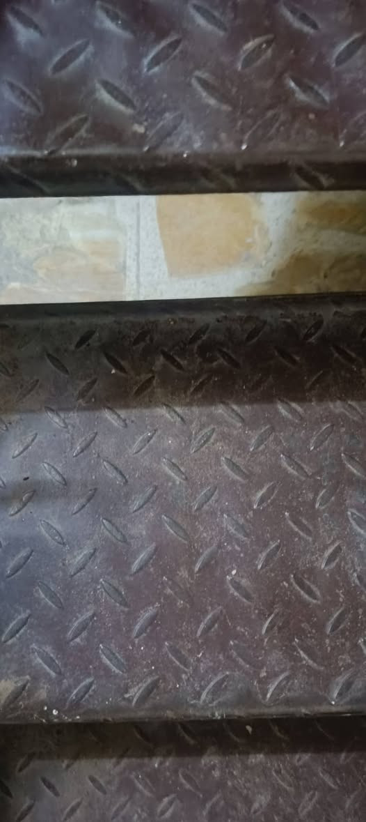 للبيع درج+محجر حديد ثكيل شغلنه مو سوكي الطول 5متر والعرض90سم بغداد السيدية  للستفسار ***********
