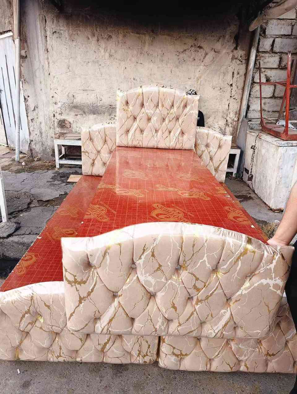 تخت نفر جديد
قياس 80×200
خشب عراقي ثقيل درجه اولا 
ابلوك اسود 16ملم
رجل 3×3
جسر عدد 6
سعر 50 
توصيل داخل الموصل 5
جملا /مفرد 
تريد صبغ تريد ابيض
شرط جديد خشب غير مستعمل
اشوفه كدام المندوب ما عجبك يرجع 
موقع الكرامه /خلف مشتل الريحان
***********/ واتساب
***********

