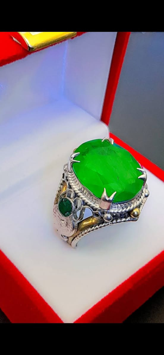 خاتم فضة مرصع بالاحجار الثمينة من الزمرد والياقوت على الجوانب وزن الزمردة 15 قيراط ،،، 

       ***********      واتساب

