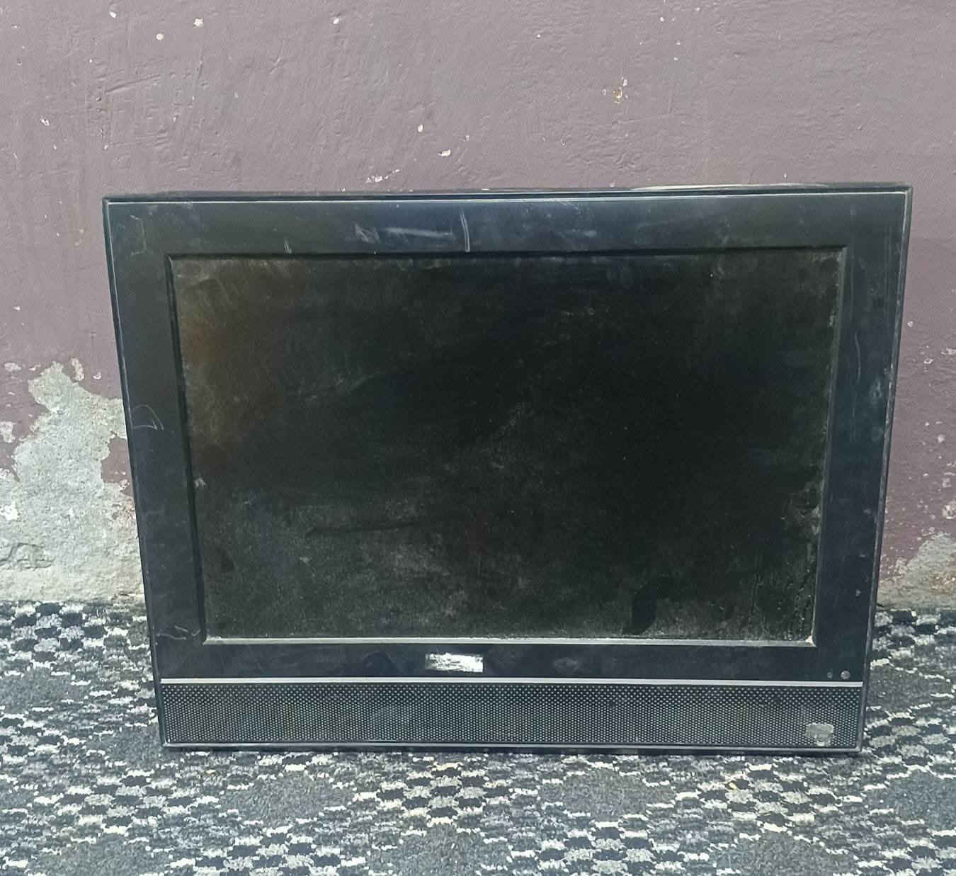 شاشات 4 مثل ماشوف بلصوره ب 150 الف قفل كلهن شغالات ما عده وحده بيها خلل مره تشتغل ومره ما تشتغل / الرجيبه ***********
