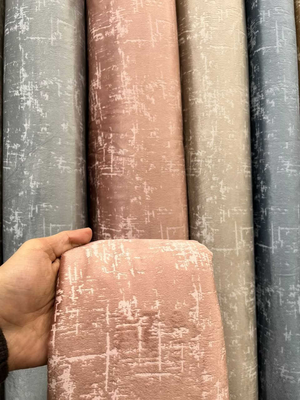 السلام عليكم زبائننا الكرام 
 
اليوم وصلت ستائر سادة قديفة مطبع الخامة الثقيلة 

العرض: 4 م
الطول: 3:25 م

السعر:  20 الف💰😍(بالنقد فقط)

 الالوان:  9 موضحة داخل الصور

للحجز واتساب ***********

العنوان /الديوانية/الحمزة/شارع الهوى/بالفرع المجاور لكوزمتك حامد دايم🌷

توصيل لجميع محافظات العراق🚗🚗
