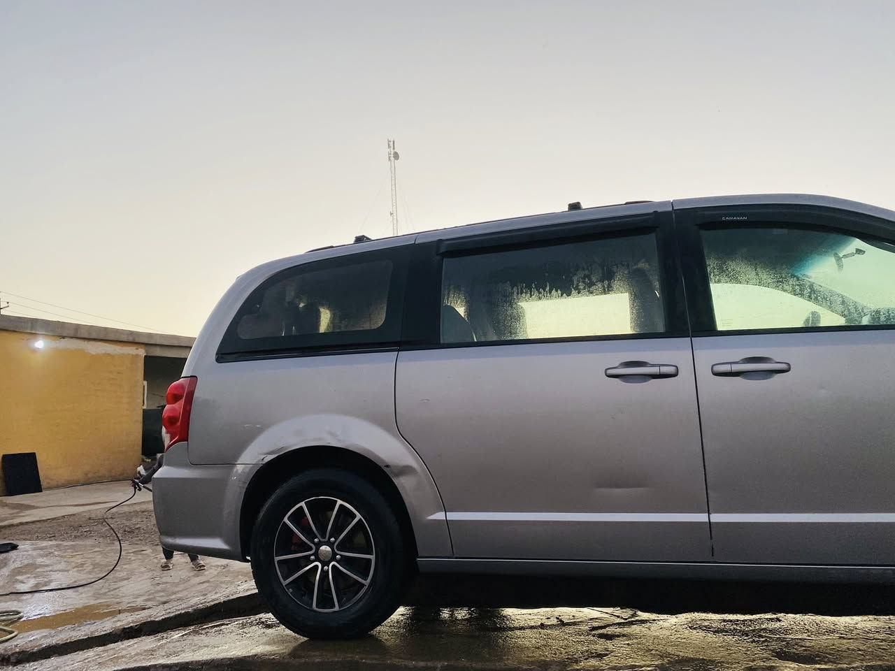 السلام عليكم  بيع مستعجل
دوج كرفان 2018 رقم اربيل باسمي 

السيارة كلين ضررها شخوط 

بارد جاملق خلفي جهة السكن 

كما موضح بالصور 

صدر جديد محرك جديد كير جديد تخم تاير جديد 

صلاح الدين / بيجي / المسحك 

160 بيها مجال  للشراي

***********
