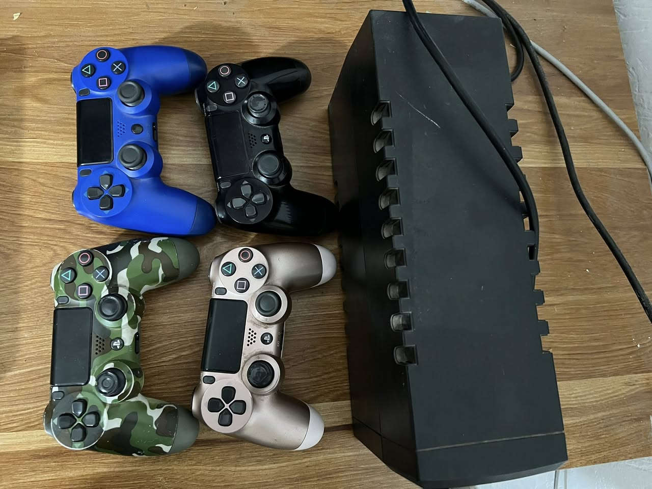 السلام عليكم
Ps4 slim للبيع اونلاين 
الجهاز مفتوح مبدل بي القطعه الي ماشرة بل احمر 
الجهاز نضيف وما بي اي مشاكل ملحقاته كامله كارتونه هم وياه 
 5 اقراص مثل ما موضح بل صور 
و4 يدات وحدة اصليه والباقيات تجاريات ام ٢٥ 
وسماعه 
بي اشتراء بلس اكسترا ٣ اشهر 
السعر ٢٥٠ وما اتوقع تحصل بهيج سعر وياه هيج ملحقات 
مكاني مدينة الصدر قطاع ٢ 
***********
