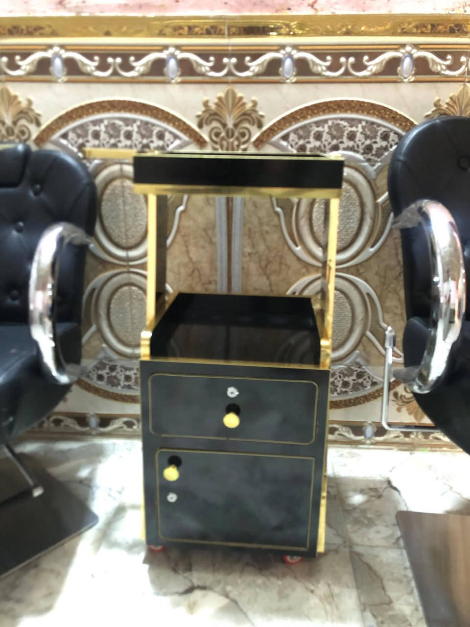 كراسي عدد 2
ميز حلاقه 2
استخدام شهر لو 40 يوم
سعر 500 وبيهن مجال شي بسيط
***********

