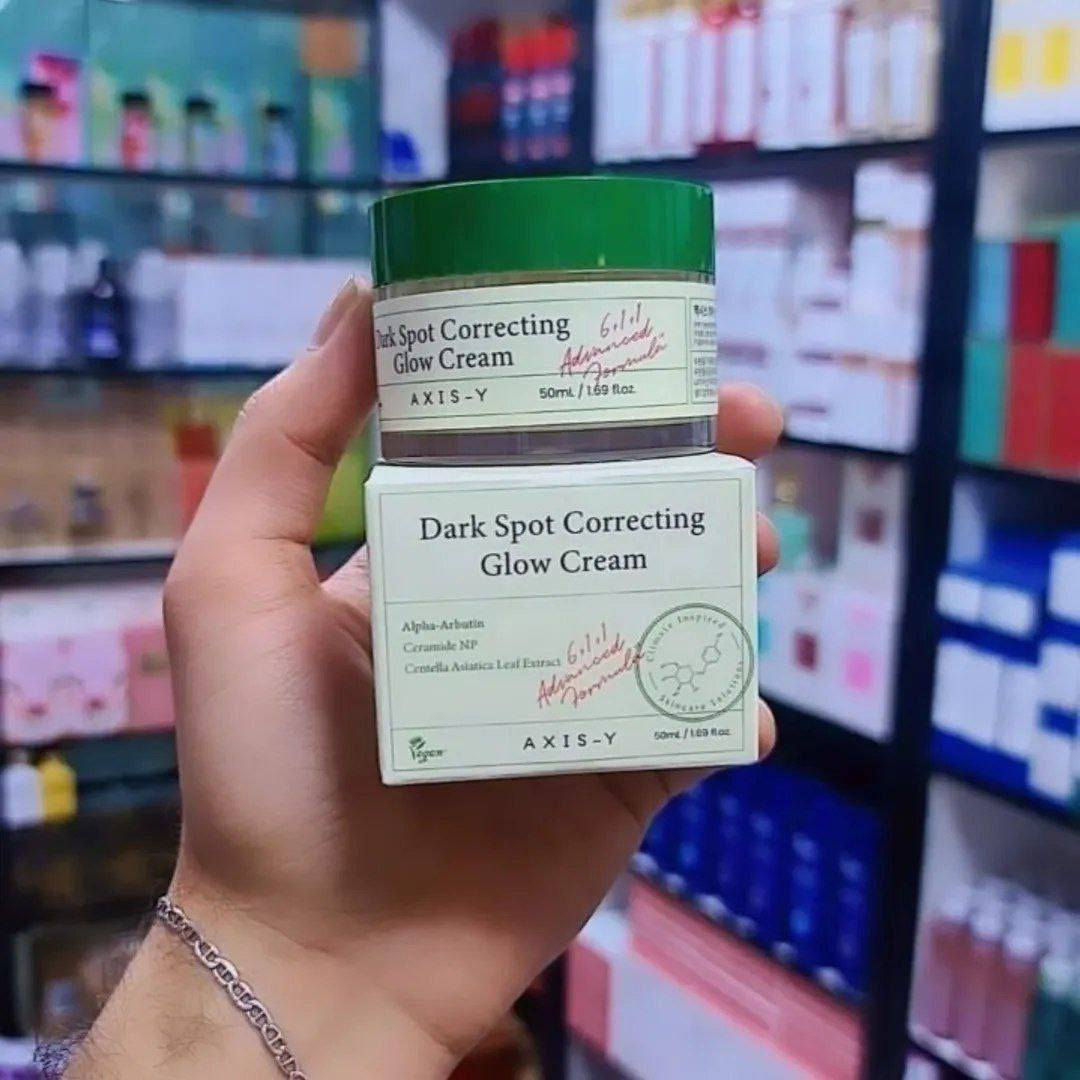 ✨كريم  Axis-Y Dark Spot Correcting Glow Cream، وهو كريم مرطب كوري من اكسس واي  (K-beauty) مصمم خصيصاً لتفتيح البشرة ومعالجة التصبغات. 

✅الفوائد الرئيسية:-
تفتيح البقع الداكنة: يعمل بفعالية على تقليل مظهر التصبغات الناتجة عن الشمس أو آثار حب الشباب.
ترطيب عميق: يتميز بقوام فريد يتحول من جل إلى ماء (gel-to-water)، مما يوفر ترطيباً مكثفاً يتغلغل بعمق في طبقات الجلد دون ترك أثر لزج.
تعزيز حاجز البشرة: يحتوي على السيراميد الذي يقوي حاجز الحماية الطبيعي للبشرة ويحميها من العوامل الخارجية.
تهدئة البشرة: يحتوي على مكونات مهدئة مثل مستخلص "سنتيلا أسياتيكا" (Centella Asiatica)، مما يجعله مناسباً للبشرة الحساسة والمتهيجة. 

✅المكونات الأساسية:-
يتميز هذا الكريم بتركيبة قوية تشمل:
نياسيناميد (5%): المكون الأساسي لتوحيد لون البشرة وتحسين ملمسها وتقليل المسام.
ألفا أربوتين (2%): يعمل على تثبيت إنتاج الميلانين لتفتيح البقع بشكل فعال.
سيراميد NP: للحفاظ على الرطوبة وتقوية الجلد.
مشتق فيتامين C: يعزز من إشراقة ونضارة البشرة. 

💢نصيحة: في الصباح، يجب دائماً اتباع الكريم بواقي شمس لحماية البشرة من أشعة الشمس التي تزيد من حدة البقع.
#الاصلي المنشأ كوريا 🇰🇷💯
السعر 20 الف 
و التوصيل مجانييي


**إذا كنت صاحب هذا الإعلان وتريد حذفه لأي سبب، رجاءا أرسل رسالة إلى الدعم الفني**