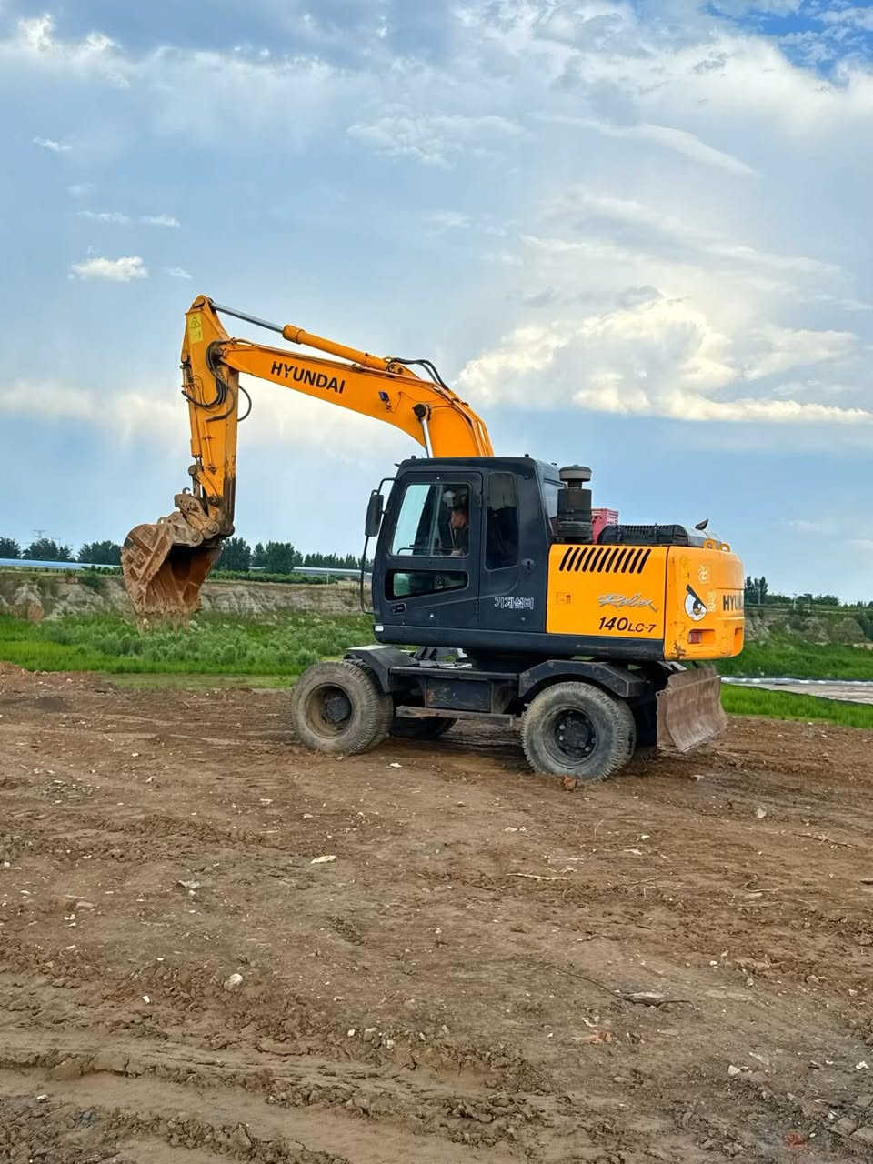 Korean imported Hyundai 140LC-7 wheel loader, contact me if you're interested


**إذا كنت صاحب هذا الإعلان وتريد حذفه لأي سبب، رجاءا أرسل رسالة إلى الدعم الفني**