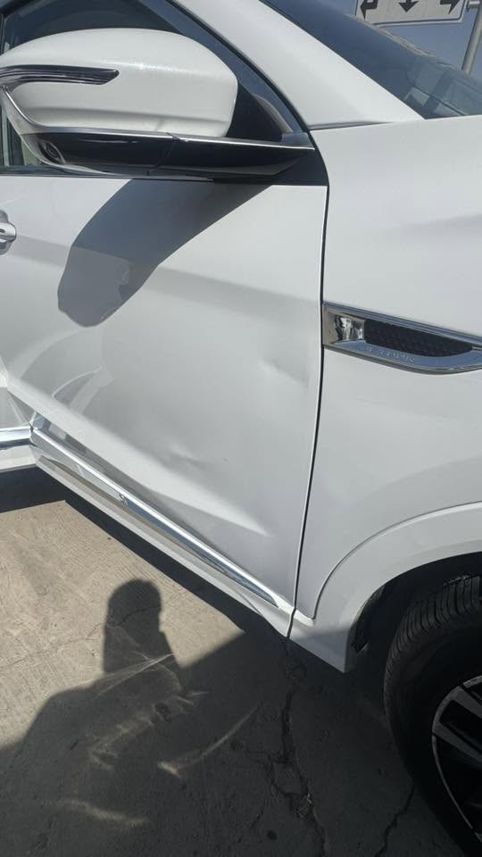 ‎🚗 للبيع – Jetour X70 Plus لكجري فول مواصفات 2025 🚗
سيارة شبه جديدة – فخامةة 🔥

‎📍 الموديل: 2025

‎📍 اللون: أبيض 🤍

‎📍 الممشى: 14,000 كم فقط

‎📍 الحالة: ممتازة جداً (استعمال خفيف)

‎📍 الضمان: شركة هارلم (بعدها بلضمان)

‎✨ المواصفات الكاملة:

‎🔹 المحرك:

‎1.6 لتر تيربو

‎4 سلندر

‎قوة 197 حصان 💪

‎قير أوتوماتيك 7 سرعات (DCT)

‎🔹 الدفع: أمامي (FWD)

‎🔹 صرفية الوقود: اقتصادية

‎🛋️ الداخلية (Luxury):

‎. مقاعد جلد فاخرة لون اوف وايت وبيجي 

‎ تحكم كهربائي + تدفئة وتبريد مقعدين 

‎شاشة عدادات رقمية متصله 

‎شاشة وسطية كبيرة

‎نظام صوتي عالي الجودة 🎵

‎إضاءة داخلية محيطية

‎📱 التكنولوجيا:

Apple CarPlay + Android Auto

‎نظام ملاحة GPS

‎مفتاح ذكي (Smart Key)

‎🛡️ أنظمة الأمان:

‎كاميرات 360 درجة 📷

‎حساسات أمامية وخلفية

‎نظام الثبات الإلكتروني (ESP)

ABS + EBD

‎وسائد هوائية متعددة

‎🌟 مميزات إضافية:

‎سقف بانوراما 🌤️

‎باب خلفي كهربائي

‎جنوط رياضية

‎مكيف أوتوماتيك مزدوج

‎💰 السعر: 27500,000 عراقي

‎📞 للتواصل:***********

‎🔥 ملاحظة: السيارة نظيفة جداً، استعمال شخصي، جاهزة للفحص بأي مكان 🔥ملاحظه : بيها طخه بلباب الي بصف سايق كما موضح بلصوره ممبين الا تركز عليه
