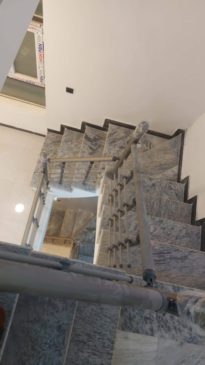 للبيع مشتمل حي القادسيه على ساحة بناء جديد بناء ملاج درجه اولى طابقين ثلاث غرف نوم وصاله واستقبال ومطبخ منطقه ال٣٠٠٠ قرب حي الامير وشارع الزهور السعر ١٦٠ مليون مع المجال للاتصال *********** مجتبى معله او مراجعه مكتب ضي الحسن للعقار النجف الاشرف حي الزهراء شارع الكيات مقابل جامع الزهراء
