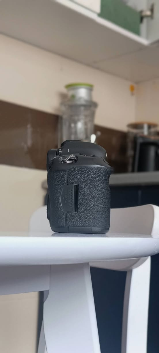 للبيع | Canon EOS 5DS – كاميرا نادرة ونظيفة جداً 
كاميرا Canon 5DS 50 mega pixels احترافية، استعمال شخصي خفيف، ما بيها ولا خدش وشغلها 100% 
مناسبة للمصورين المحترفين، الإعلانات، البورتريه، والستوديو.
 تجي كاملة مع:
 كاميرا Canon 5DS
 عدسة 50mm f/1.8 (عزل رهيب )
 عدسة 35–80mm
 شنطة خاصة
 ميموري 16GB
 3 بطاريات
 شاحن
 فلتر

 للتواصل: خاص / واتساب
اللي يعرف قيمة 5DS يعرف شنو يشتري


**إذا كنت صاحب هذا الإعلان وتريد حذفه لأي سبب، رجاءا أرسل رسالة إلى الدعم الفني**
