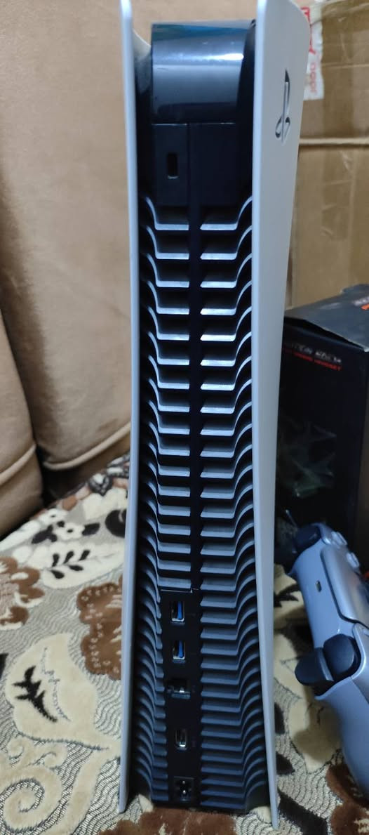 سلام عليكم بلي ٥ فول نظافة لامفتوح ولا مصلح مع سماعة احترافية وجوستك أصلي وألعاب بالحساب سيارات سباق واسترو وكول أوف ديوتي وألعاب اون لاين سعره ٥٤٠ بدون كرتون
***********
